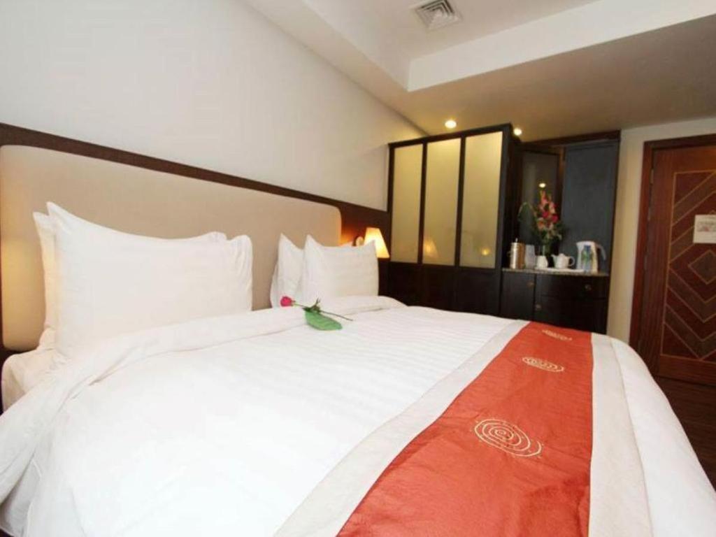 Plaza Sutera Biru Hotel Kuala Belait Exterior photo