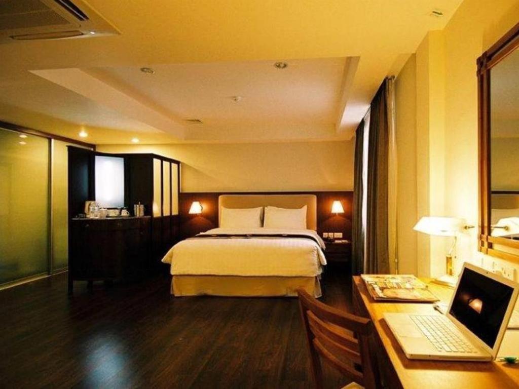 Plaza Sutera Biru Hotel Kuala Belait Exterior photo