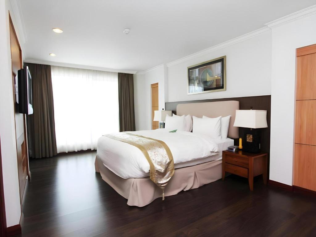 Plaza Sutera Biru Hotel Kuala Belait Exterior photo