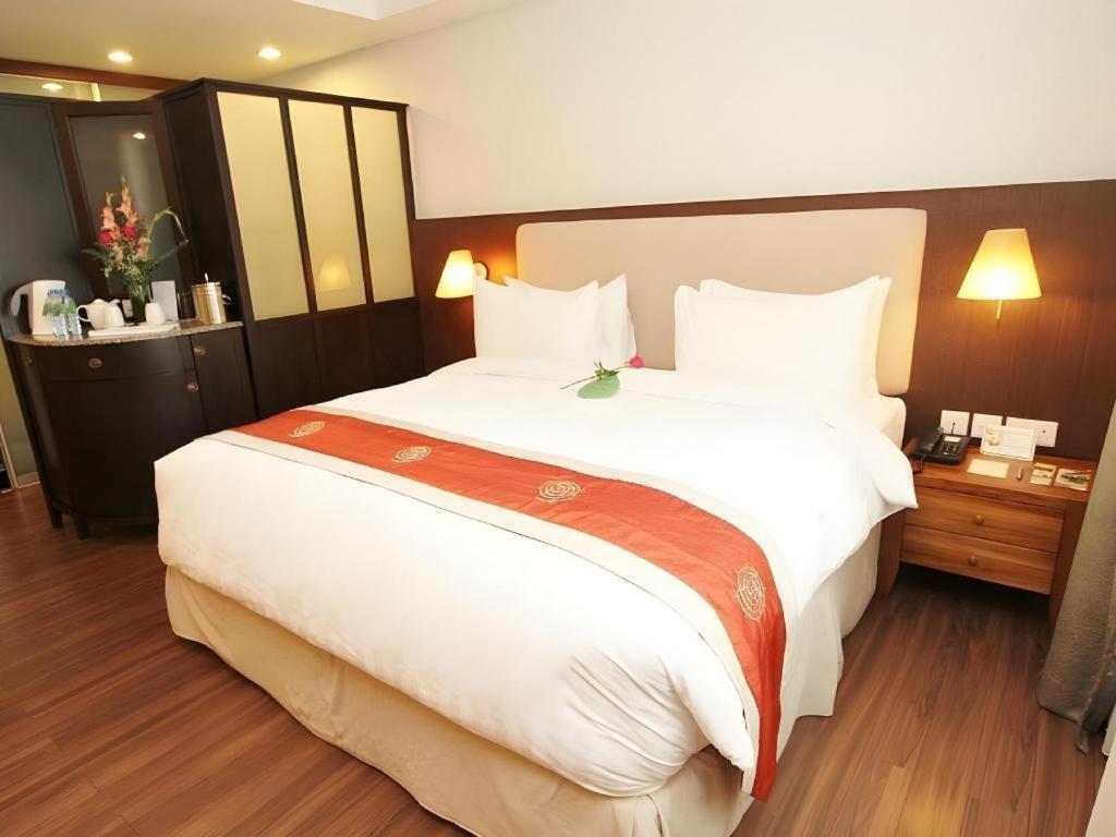 Plaza Sutera Biru Hotel Kuala Belait Exterior photo
