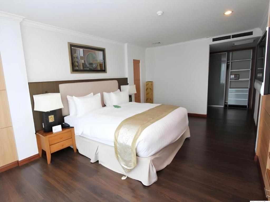 Plaza Sutera Biru Hotel Kuala Belait Exterior photo